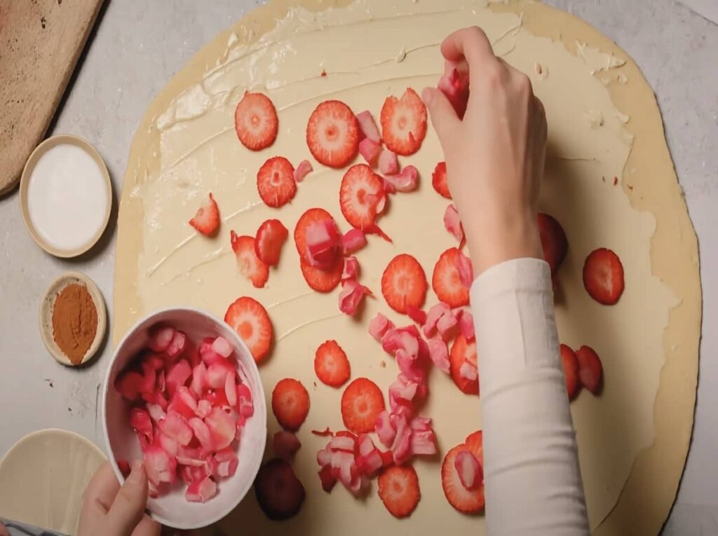 Step 3 Ooey-Gooey Rhubarb Cinnamon Roll Bake